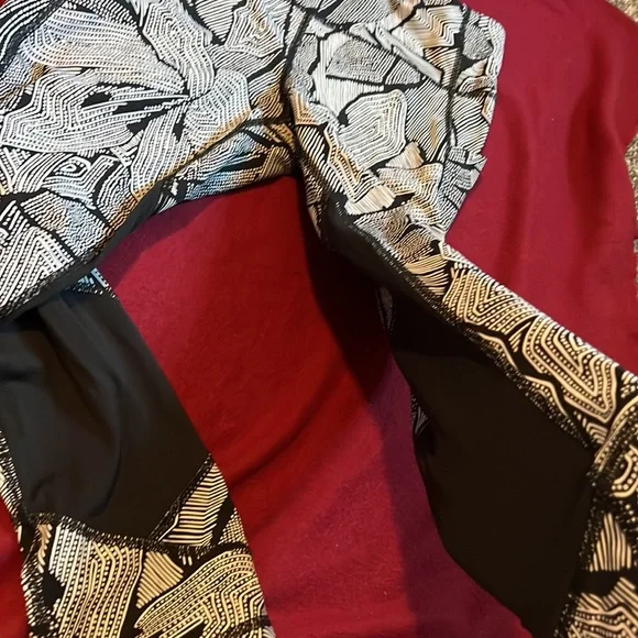 Lululemon Goal Crusher
Leggings 23” inseam Black White
Tight Mesh Dottie Pockets - Picture 7 of 11